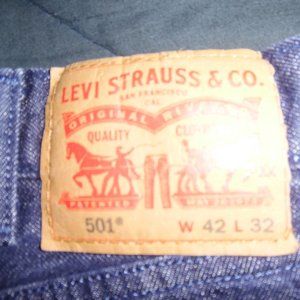 LEVI'S  501  BUTTON-FLY  JEANS.  MENS. 42X32.